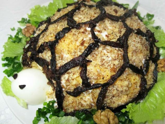 Салат черепашка с черносливом и грецкими орехами